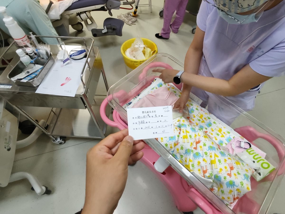 护士整理婴儿床